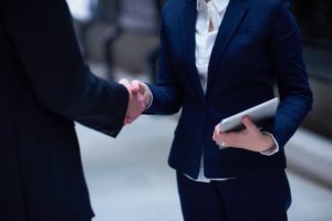 stretta di mano tra professionisti