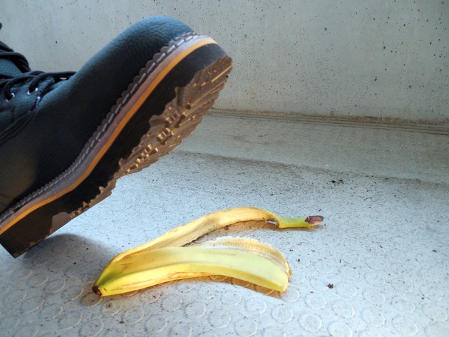scarpone che sta per scivolare sulla buccia di banana
